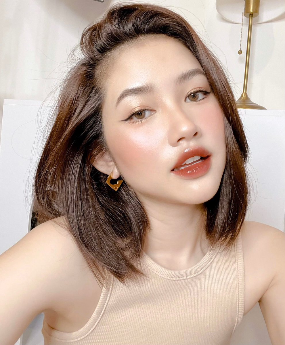 bowty__np's tweet photo. 🐻ที่สุดของลิปสีน้ำตาลสวยสับส่งท้ายปี ยกให้ 4U2 Jelly Tint เบอร์ 09 ไปเลยนะ ทาออมเบรเข้มๆด้านในปาก ลงกลอสใสเพิ่มยิ่งสวยดูมีมิติ เนื้อดีเกิ๊น เป็นลิปทิ้นท์เนื้อเยลลี่ๆ นุ่มเด้งดึ๋ง ตอนเซ็ทตัวสีจะ stain ติดปากเลย สายชอบความทนต้องรุ่นนี้ 159บาทเอง ไปตำ!! #รีวิว4u2 https://t.co/qoBbBn9QrX