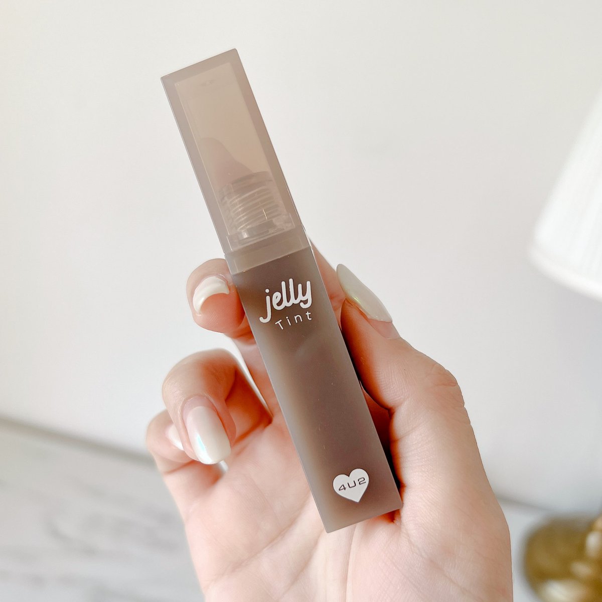 bowty__np's tweet photo. 🐻ที่สุดของลิปสีน้ำตาลสวยสับส่งท้ายปี ยกให้ 4U2 Jelly Tint เบอร์ 09 ไปเลยนะ ทาออมเบรเข้มๆด้านในปาก ลงกลอสใสเพิ่มยิ่งสวยดูมีมิติ เนื้อดีเกิ๊น เป็นลิปทิ้นท์เนื้อเยลลี่ๆ นุ่มเด้งดึ๋ง ตอนเซ็ทตัวสีจะ stain ติดปากเลย สายชอบความทนต้องรุ่นนี้ 159บาทเอง ไปตำ!! #รีวิว4u2 https://t.co/qoBbBn9QrX