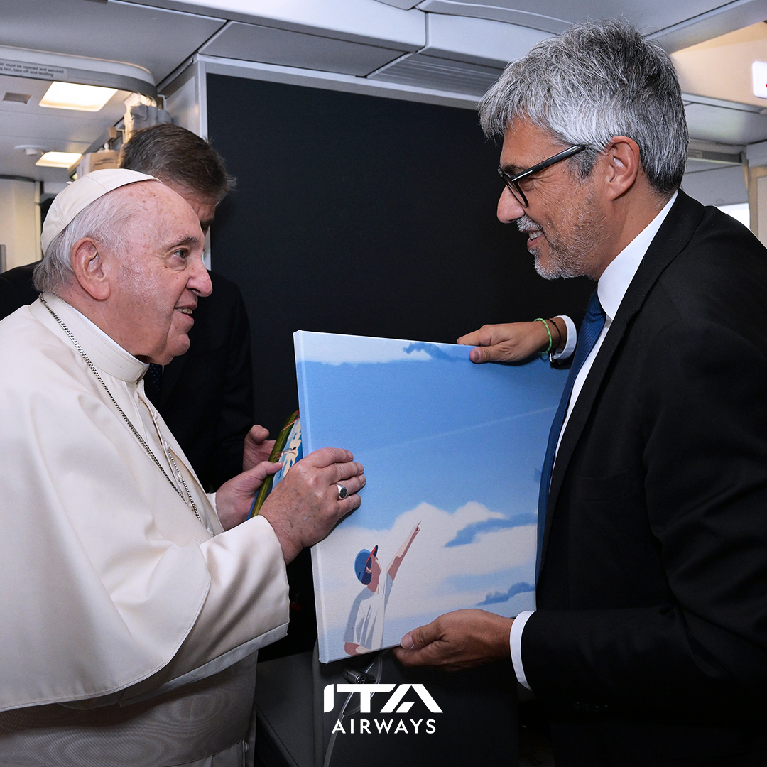 ITAAirways's tweet photo. Questa mattina, ad accogliere il Santo Padre in partenza per il #Bahrein, il nostro AD @Fabio_Lazzerini, che ha consegnato a @Pontifex_it una tela con l’illustrazione simbolo del “Manifesto della Sostenibilità”, a testimonianza del nostro impegno per un futuro più sostenibile. https://t.co/g2gNGylJ3r