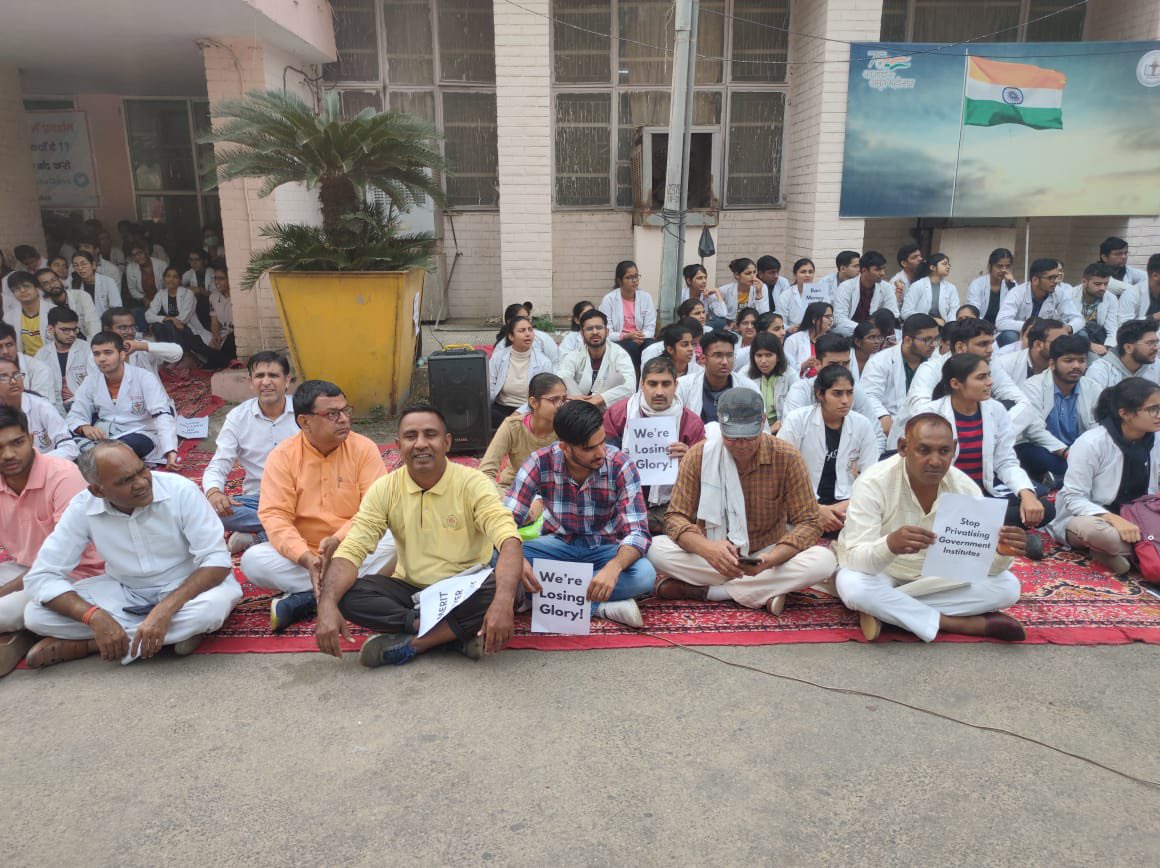 SushilK15241037's tweet photo. Roll back bond policy
Nind hmari khoyi h sarkar hmari soyi h
Save the merit🙏
#Bond_Free_Bharat 
#shameonharyanagovt 
@cmohry 
@anilvijminister https://t.co/7XidzvpfOw