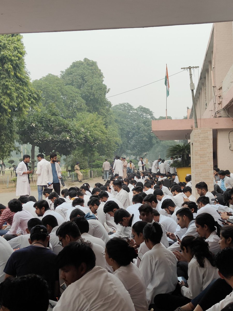 RoHiTsHeOrAn09's tweet photo. Bond cum loan policy is injustice against mbbs students.
@cmohry @anilvijminister #Bond_Free_Bharat https://t.co/P0lP5x8aDC