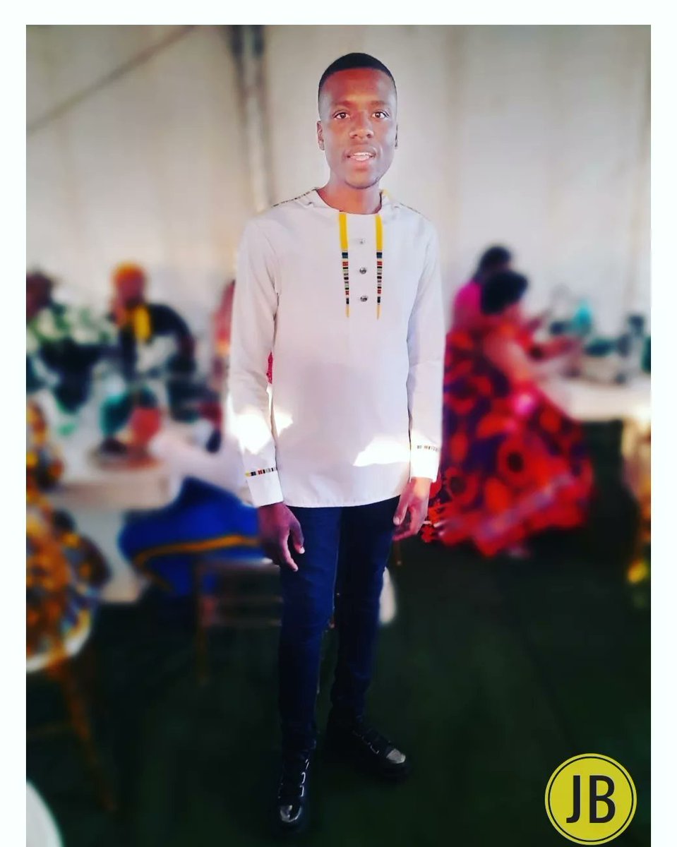 Jacquel64169376's tweet photo. Kere bona😎 Tshanduko rocking his Venda Trad. Shirt, off to a wedding looking fabulous 🔥🤩🕺... Shirt by JB❤️💃🤗
#weddingthangs #africanfashion #jbadane #weddingoclock #vendatraditionalattire #traditionalshirt #fashionstylist #SouthAfrican https://t.co/bC8rNJbnFk