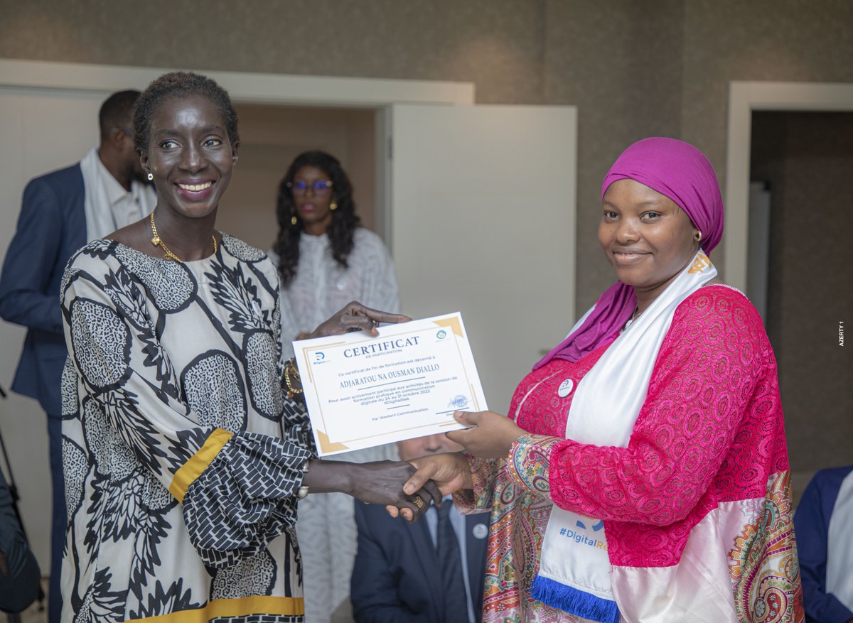 ✅ DigitalRek 

🔴 Mme Adja Diallo Konaté, recevant son certificat de fin de formation des mains de Mme Wilane de l'Ambassade des Etats-Unis au Sénégal. 

👉🏼 Prochaine session #DigitalRek du 21 au 28 nov. Inscription bit.ly/3ToC2O0

#kebetu