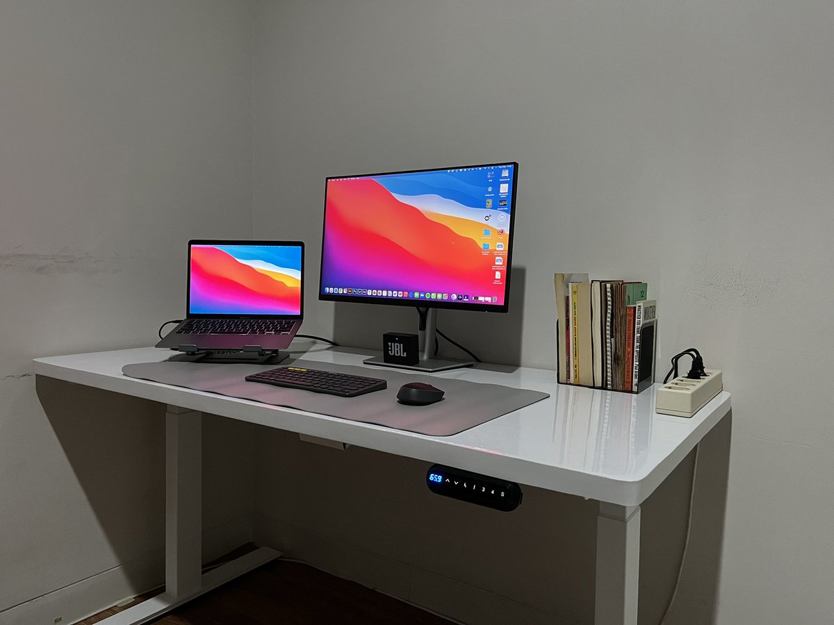 jordanloritz's tweet photo. Barang-barang meja kerja buat yang suka WFH

- A Thread - https://t.co/9KtGgKMXVL