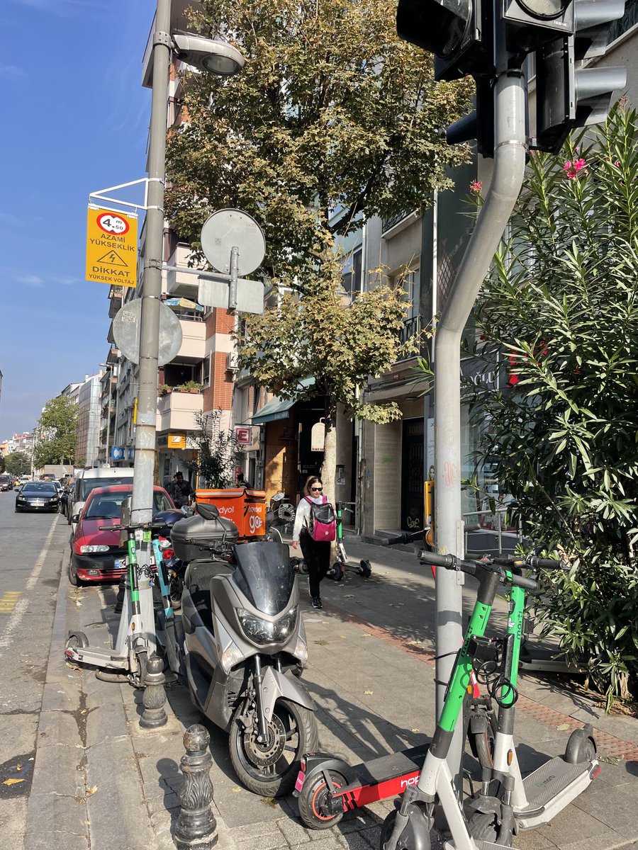 GSumru's tweet photo. Moda Cadde’sinde ışıklardan karşıya geçmek mümkün değil.Martılar be motorlar duvar örmüşler.Bu işe kim dur diyecek? https://t.co/yo8xkzRvZV