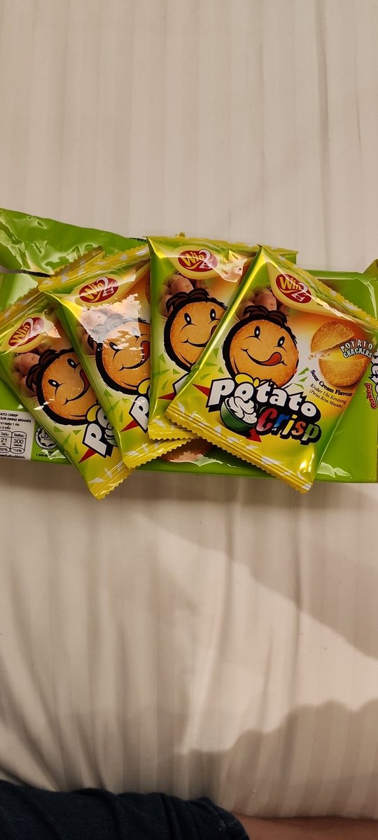 ph_lautia's tweet photo. In celebration of Minhyuk's bday, nabudol si Tía🐝 at binili ang favorite chips ni Min 🖤 (sabi nila Tía 🦊&amp;🐺 na mukhang ostya pls)

ANYWAY, MASARAP SIYA https://t.co/vYQA8ZRDIW