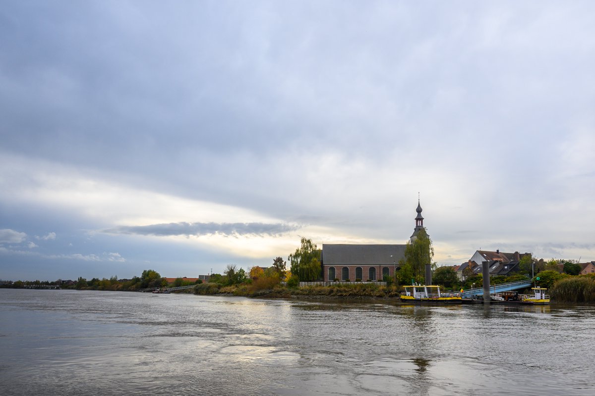 MWezemael's tweet photo. @meteobenl @HetweerinBelgie @MeteovistaBe @Vlaamsewaterweg  #weerfoto #Kastel #vrtweer #NaturePhotography #weathertweet #nikonphotography #clouds #DeSchelde https://t.co/Ax4O9QO5kb