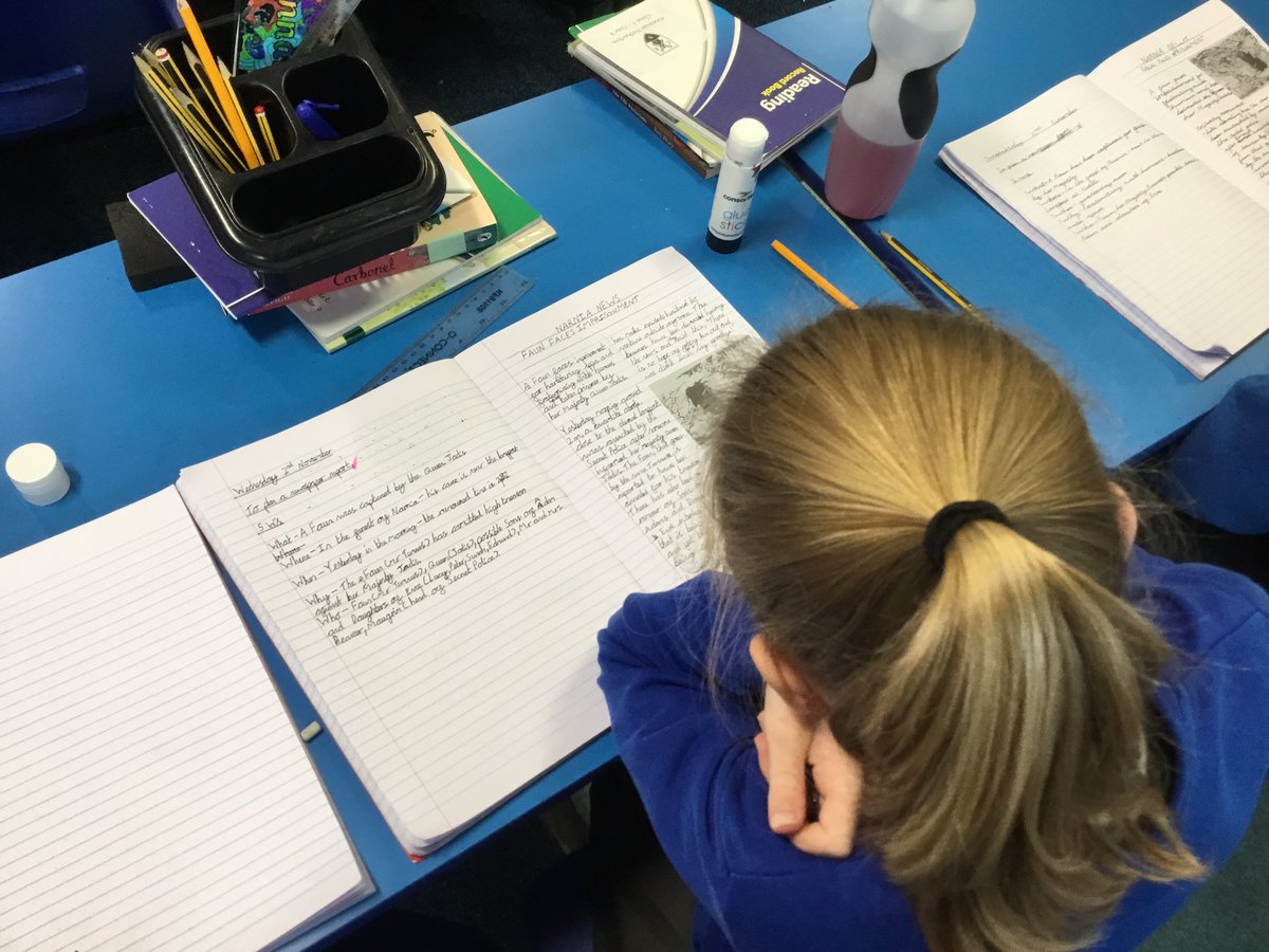 skidbyschool's tweet photo. Class 3 are being journalists and reporting for the Narnia News this morning! Their reports are looking fantastic! #BuddingJournalists 🗞📰 https://t.co/wGut9hFHF1