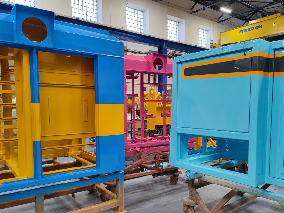 Podzim je v plném proudu a tak příroda hraje všemi barvami. To samé by se aktuálně dalo říct o výrobních prostorech CZ LOKO Jihlava. Na snímku jsou zachyceny kapoty pro dva typy lokomotiv. Uhodnete o jaké lokomotivy se jedná, případně zákazníky, ke kterým zamíří?