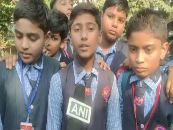 OfficialAiNews's tweet photo. MP student punished for raising 'Bharat Mata ki Jai' slogan in Guna school
#MPStudent #Guna #BharatMatakiJai https://t.co/m0w6fEgitg