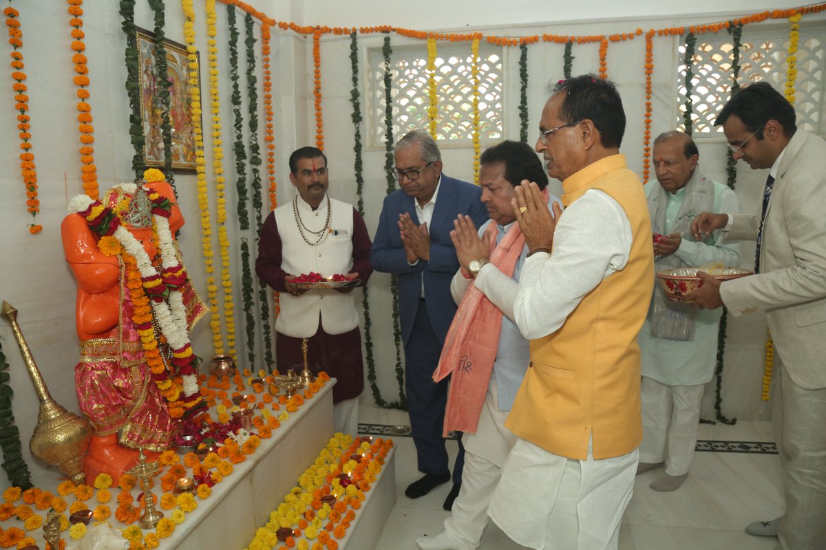 thesagargroup's tweet photo. मध्य प्रदेश में टेक्सटाइल उद्योग के क्षेत्र में सागर ग्रुप की नवीन निवेश परियोजना के अनावरण कार्यक्रम में आज मुख्य अतिथि माननीय श्री शिवराज सिंह चौहान जी, मुख्यमंत्री, मध्य प्रदेश शासन सम्मिलित हुए। इस दौरान उन्होंने SMPL के श्री कैलाशनाथ मंदिर प्रांगण में पूजा अर्चना की। https://t.co/XTnY81Rrai