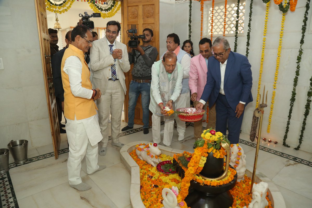 thesagargroup's tweet photo. मध्य प्रदेश में टेक्सटाइल उद्योग के क्षेत्र में सागर ग्रुप की नवीन निवेश परियोजना के अनावरण कार्यक्रम में आज मुख्य अतिथि माननीय श्री शिवराज सिंह चौहान जी, मुख्यमंत्री, मध्य प्रदेश शासन सम्मिलित हुए। इस दौरान उन्होंने SMPL के श्री कैलाशनाथ मंदिर प्रांगण में पूजा अर्चना की। https://t.co/XTnY81Rrai
