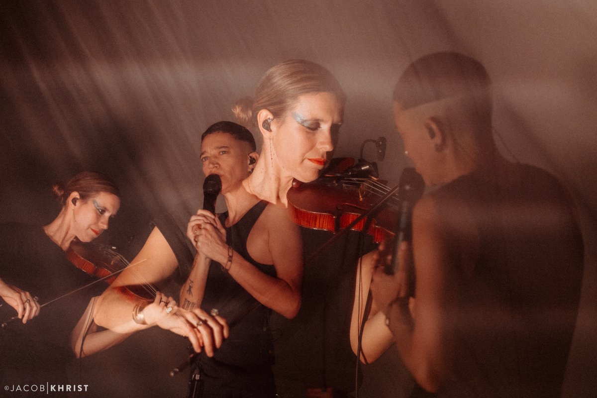La dernière danse de Mansfield.TYA à l'Olympia w/ Rebeka Warrior &amp; Carla Pallone hanslucas.com/jkhrist/photo/…