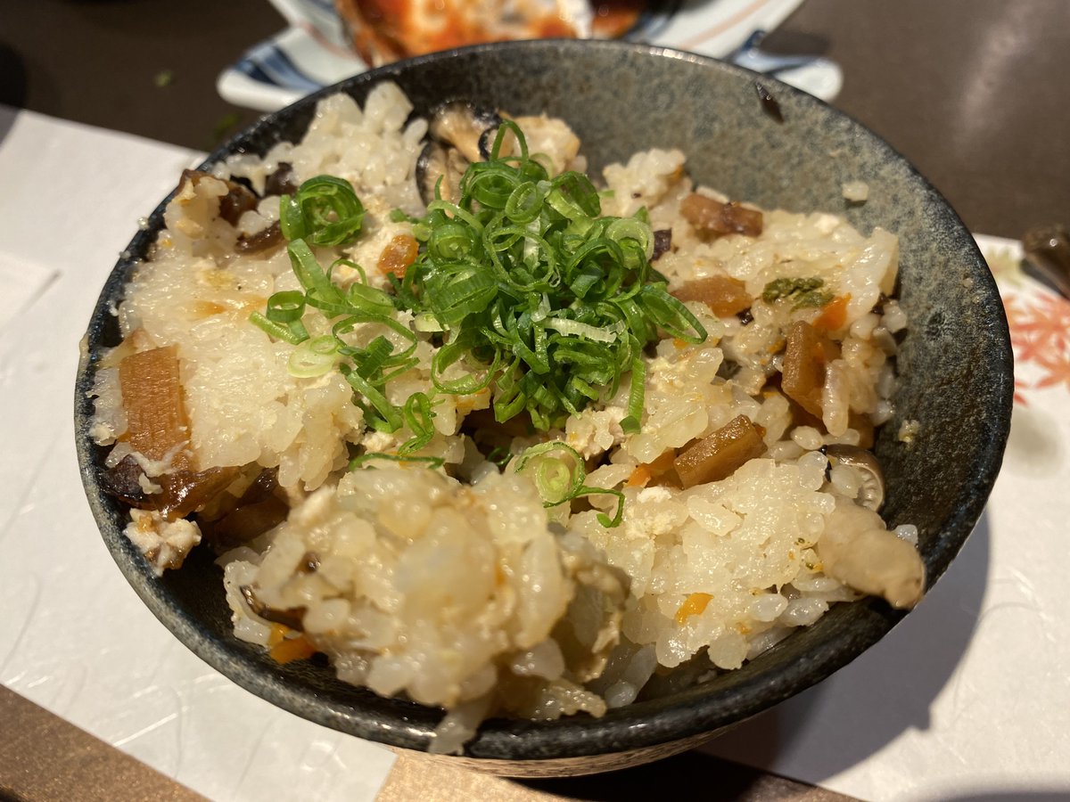 晩は牡蠣料理食べ放題で予約してたんだけどお昼のお好み焼きが消化し切れて無かったので飲み放題だけつけて料理はアラカルトに変更
でも結果的にガンスとかコウネという広島名物食べられたから良かった😋
牡蠣美味しかった〜!