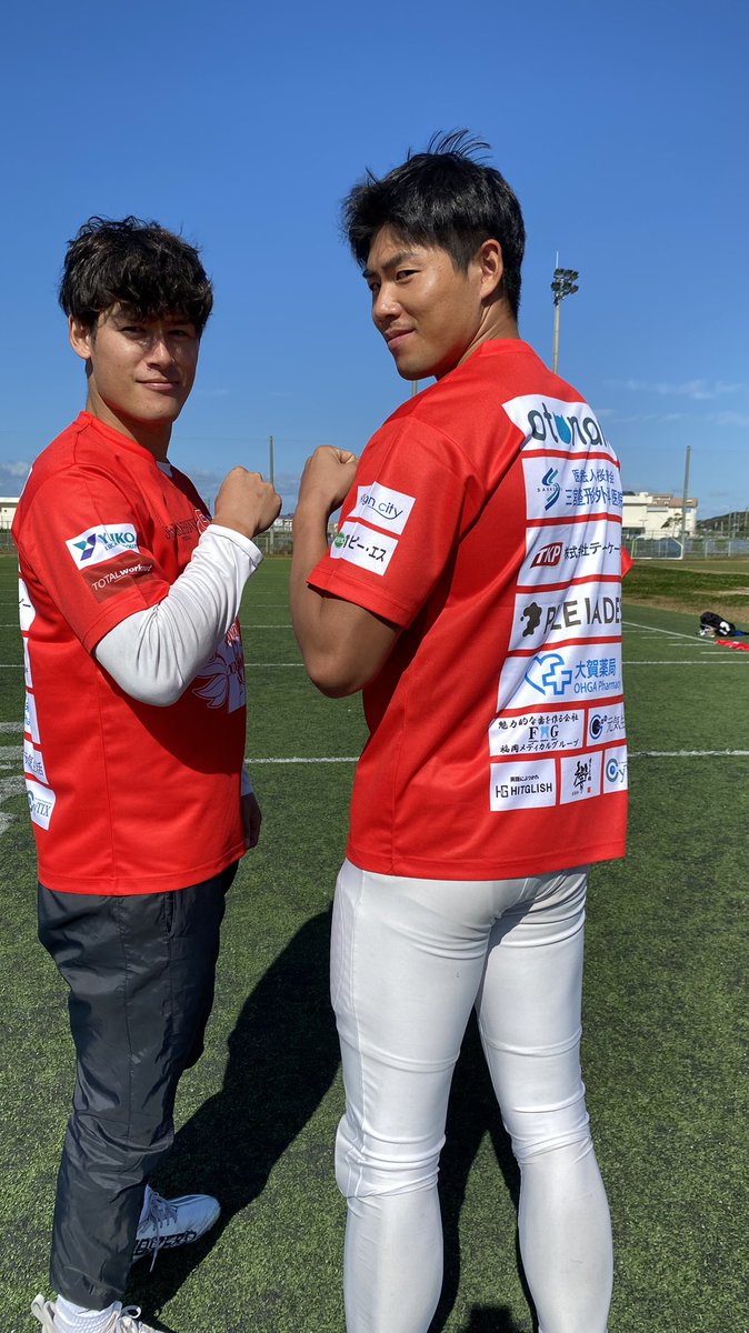 fukuoka_suns's tweet photo. 【福岡ソフトバンクホークスコラボTシャツ】

⚾️×🏈
今年も福岡ソフトバンクホークスとのコラボTシャツを販売！

11月6日のホーム戦会場にてお買い求めいただけます！

選手はカラーラッシュユニホーム！
観客の皆様はコラボTシャツを着て
会場を真っ赤に染めましょう🔥

#sbhawks 
@HAWKS_official https://t.co/7neqrDBU5A