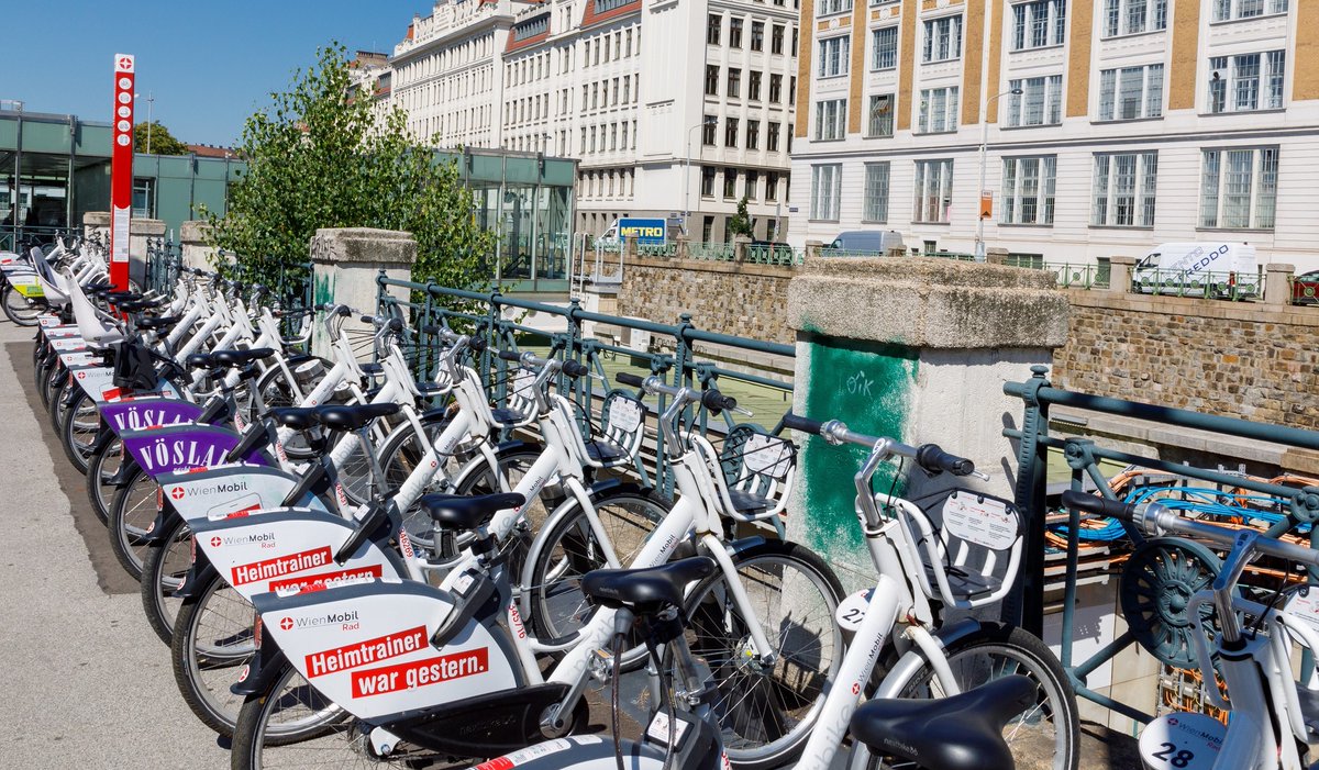 PregledMomo's tweet photo. Iznajmljivanje bicikala na teritoriji celog Beča! Više inf na https://t.co/3rKA0ox2hv #bicikl #bicikli #wien #vienna #iznajmljivanje #stanice @EurocommPR_BEG #saobraćaj #prevoz #wienmobilrad #wienmobilauto https://t.co/YdNzMM8uLo