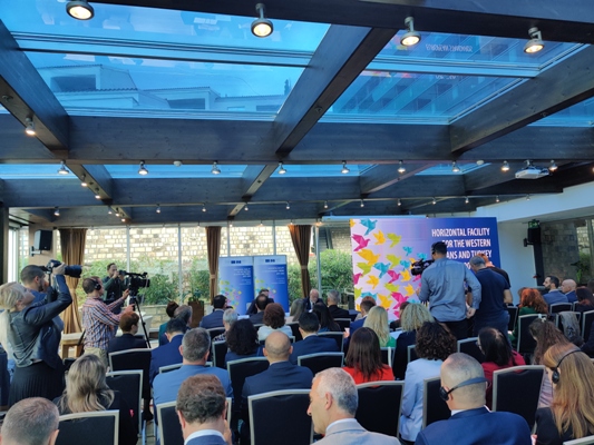 UniversityPEM's tweet photo. Aleksandar Ivanović, vanredni profesor Pravnog fakulteta u Lukavici i član ekspertske radne grupe CAHR projekta, 27. i 28. septembra 2022.  učestvovao je na regionalnoj završnoj konferenciji zajedničkog programa Evropske unije i Savjeta Evrope @CoE_EU_HF, održanoj u Budvi 🇲🇪 https://t.co/Di3uQlCtrp