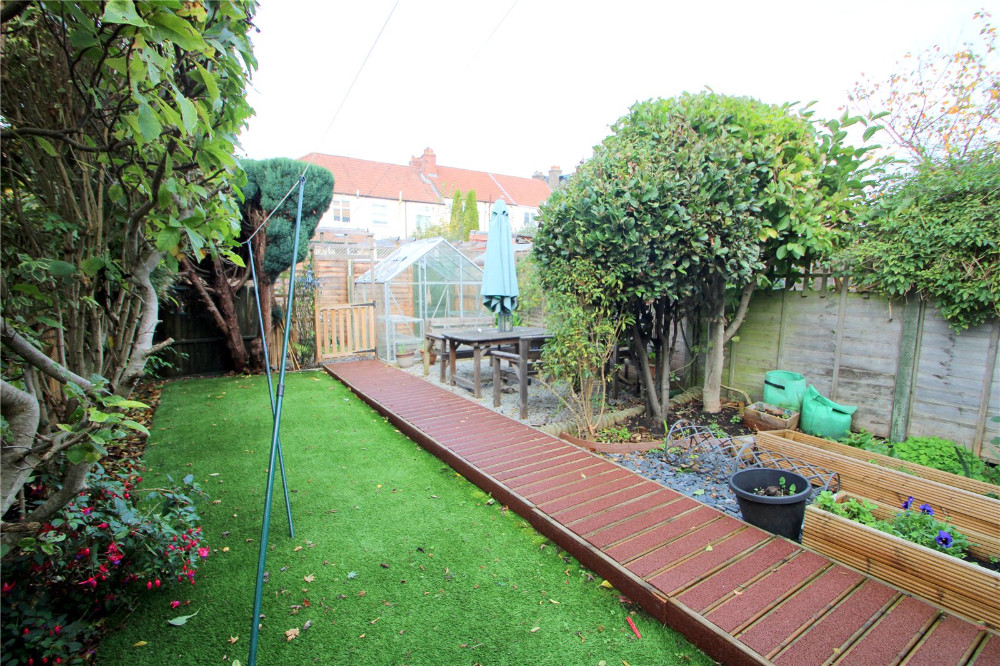 🏡 FOR SALE - A well presented three bedroom property located in the heart of #Brislington

✔️ Two reception rooms
✔️ Extended kitchen
✔️ Upstairs shower room
✔️ Well presented garden
✔️ Plenty of basement storage
✔️ £400,000

See more &amp; book a viewing ➡️ cjhole.co.uk/property/for-s…