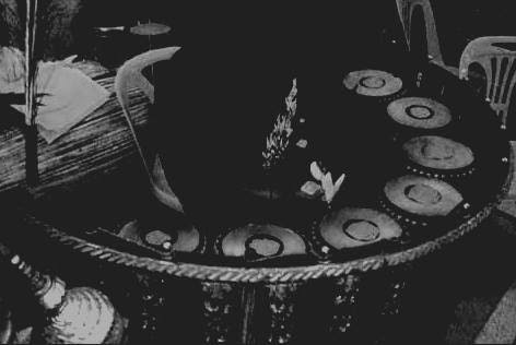 การประจุของอาถรรพณ์ลงในเครื่องดนตรี และเรื่องสั้น "ท่องแขนนางรำ"
.
เรื่องนี้เอา ปสก จริงสมัยอยู่โรงงานทำเครื่องดนตรีมาเล่าให้ฟังกันค่ะ 
.
(นี่ฉันผ่านอะไรมาบ้าง มากมายอยู่นะ โรงงานเครื่องดนตรีก็เคยอยู่ 😅)