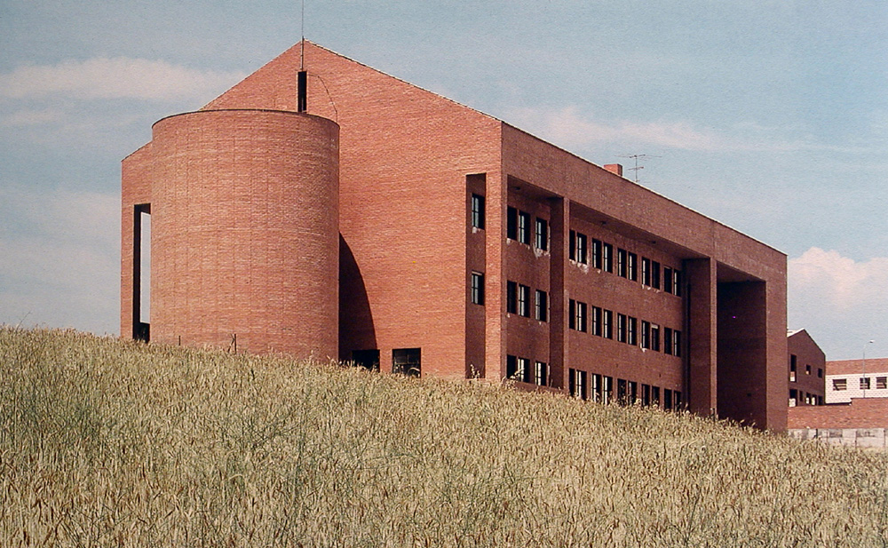 ArchiMaps's tweet photo. Desde nuestro #MadridArchiMap: colegio público en San Sebastián de los Reyes, Alberto Campo Baeza, 1982-84.

📷Estudio Campo Baeza

#campobaeza #architectureguidemadrid #archimaps #architecturemaps #architectureguide #madridguide #madridarchimap https://t.co/YXYdUboDIl