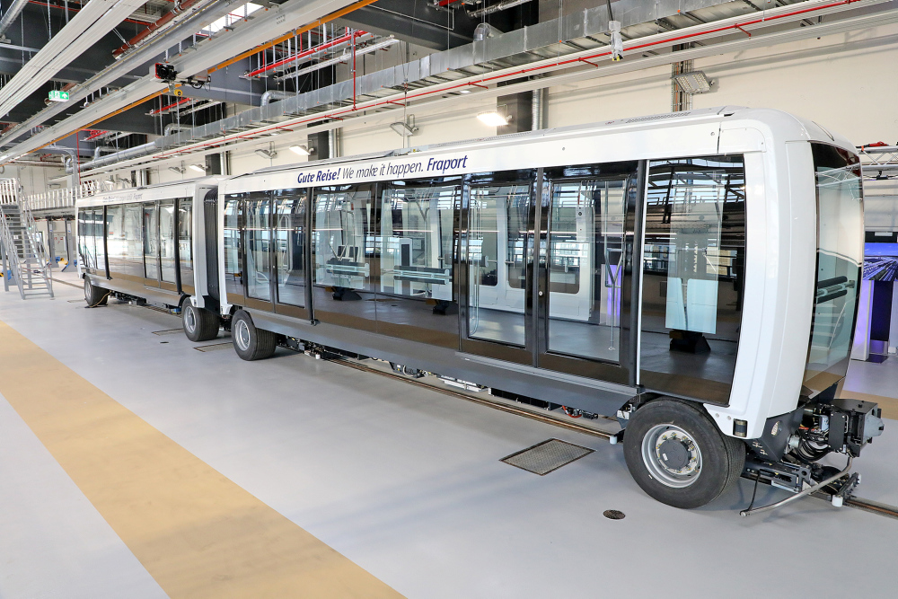 Airport_FRA's tweet photo. Arrival of the first vehicle of the new Sky Line Train connecting Terminals 1 and 3 at FRA: begin of regular operations is scheduled alongside the opening of Terminal 3. First test trips in 2023. https://t.co/YQ2llkvWZh

#frankfurtairport #FRAfutureT3 https://t.co/a03cgnRnd9