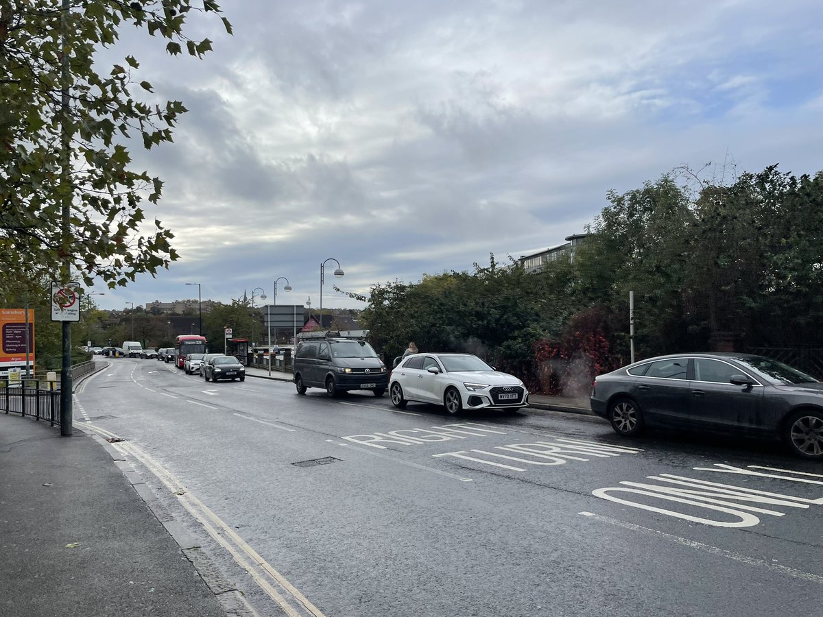 Traffic in every direction towards Manor Circus today 🚗 🚙 air quality utterly dreadful 🫁 75% of drivers in this queue were on their phones 📱 wouldn’t have seen a pedestrian step out 🚶🏽‍♀️@MPSKew @MPSRichmond - any chance of some concerted action here? 👮‍♀️