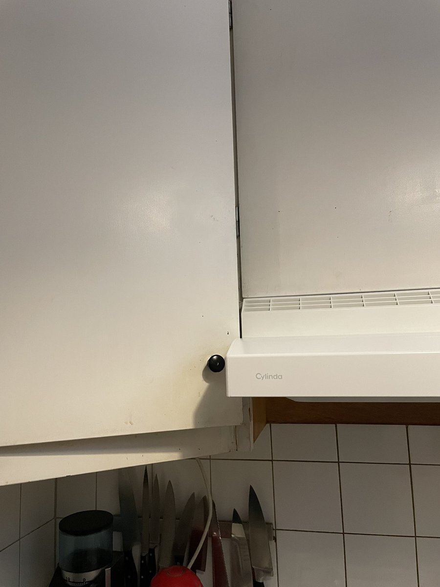 Fått en ny fläkt installerad. Så här mycket kan vi öppna skafferiet.