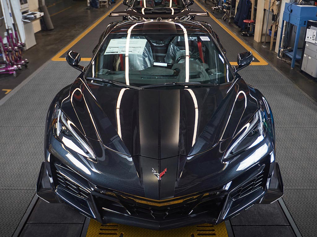 CorvetteBlogger's tweet photo. [PIC] First Customer-Ordered 2023 Corvette Z06 Coming Off the Assembly Line https://t.co/yYYf7w5Uos #Corvette #C8 #Z06 @HendrickCars @citychevrolet https://t.co/iSsuo1jG8h