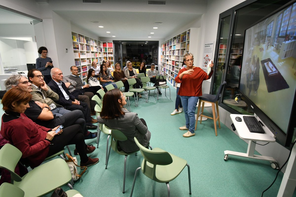 UManresa's tweet photo. Les autores, @MontsePedreira I @BeatrizFagundo , expliquen N exemple de diàleg a partir d'una situació viscuda al #Lab0_6. La lliure elecció de les activitats aporta benestar i el benestar és important per a l'aprenentatge. L'evidència clínica en educació és l'experiència https://t.co/mtaBmZD1AJ