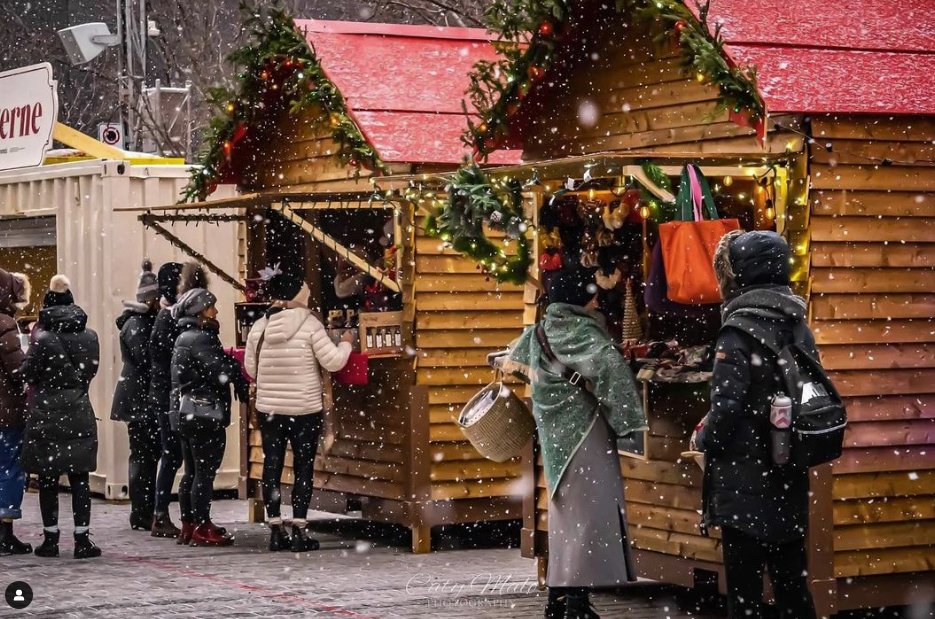 Le marché de Noël magique de Montréal revient ce mois-ci au <a href="/atwatermarket/">Atwater Flea Market</a>. Imaginez un décor de conte de fées au cœur du Vieux-Port, animé de vie jour et nuit, de cabanes en rondins traditionnelles, d’arbres de Noël illuminés, de délices savoureux et bien plus encore!