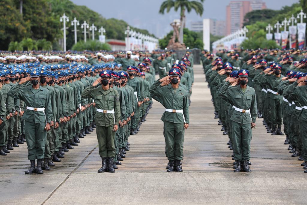 PrensaFANB's tweet image. “Hago un llamado de reflexión a todos los Cadetes presentes a que examinen si este es el camino que desean, que es el sendero no solo de las armas, sino del amor incondicional por la Patria, siempre bajo los ideales del libertador Simón Bolívar ”, expresó el GJ @vladimirpadrino.