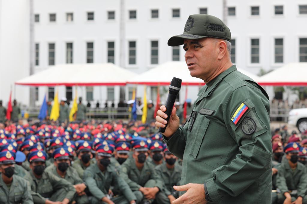 PrensaFANB's tweet image. “Hago un llamado de reflexión a todos los Cadetes presentes a que examinen si este es el camino que desean, que es el sendero no solo de las armas, sino del amor incondicional por la Patria, siempre bajo los ideales del libertador Simón Bolívar ”, expresó el GJ @vladimirpadrino.