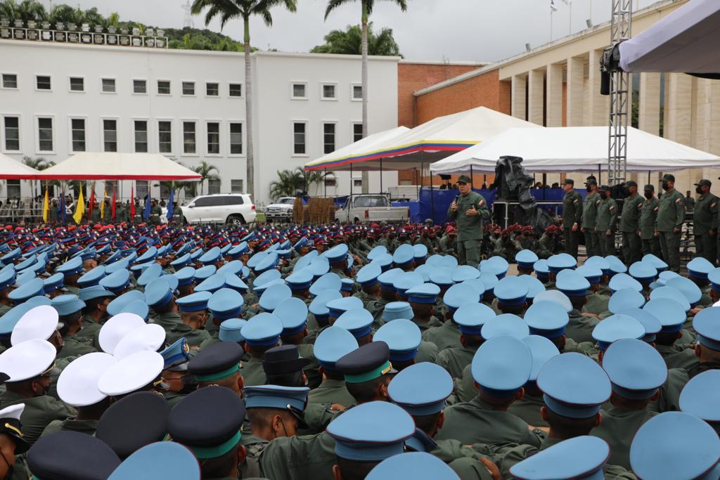 PrensaFANB's tweet image. “Hago un llamado de reflexión a todos los Cadetes presentes a que examinen si este es el camino que desean, que es el sendero no solo de las armas, sino del amor incondicional por la Patria, siempre bajo los ideales del libertador Simón Bolívar ”, expresó el GJ @vladimirpadrino.