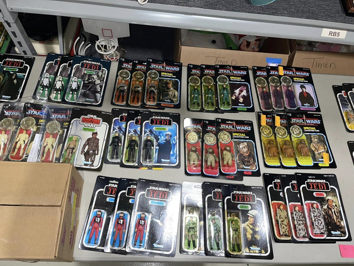 RetroDan16's tweet photo. 'Warehouse find' just doing the rounds - pretty amazing what's still out there. #vintagestarwars https://t.co/tsviiMc0A6