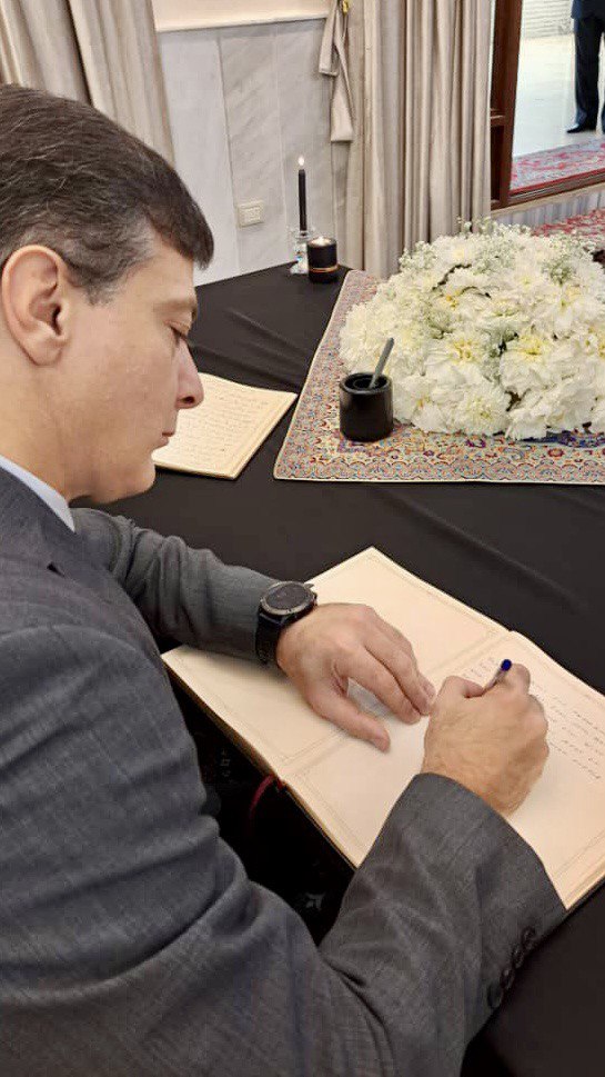 Firmamos libro de condolencias en la Embajada 🇮🇷 en Damasco, tras el lamentable atentado terrorista en el Sagrado Mausoleo Shah Cheraq en Shiraz.
Nos solidarizamos con el Pueblo iraní y rechazamos cualquier acto que altere la paz. El diálogo es la vía de resolución de conflictos.