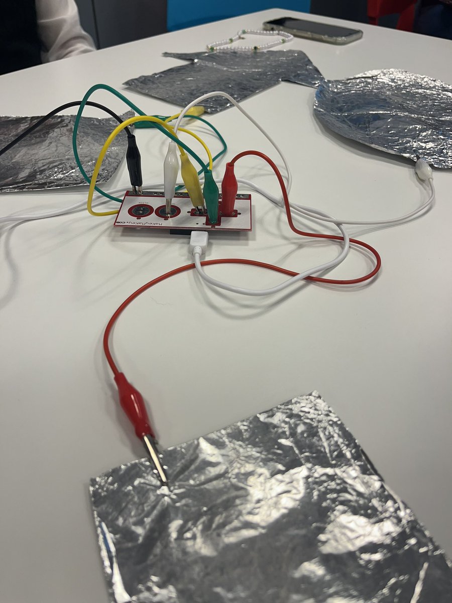 al395175's tweet photo. Por aquí os dejo unas imágenes de la clase de hoy de #MI1855A, ¡increíble todo lo que se puede aprender con estos materiales!. No dudéis en visitar mi blog para obtener más información, os espero 👋🏻 https://t.co/CsB34Y3ezS