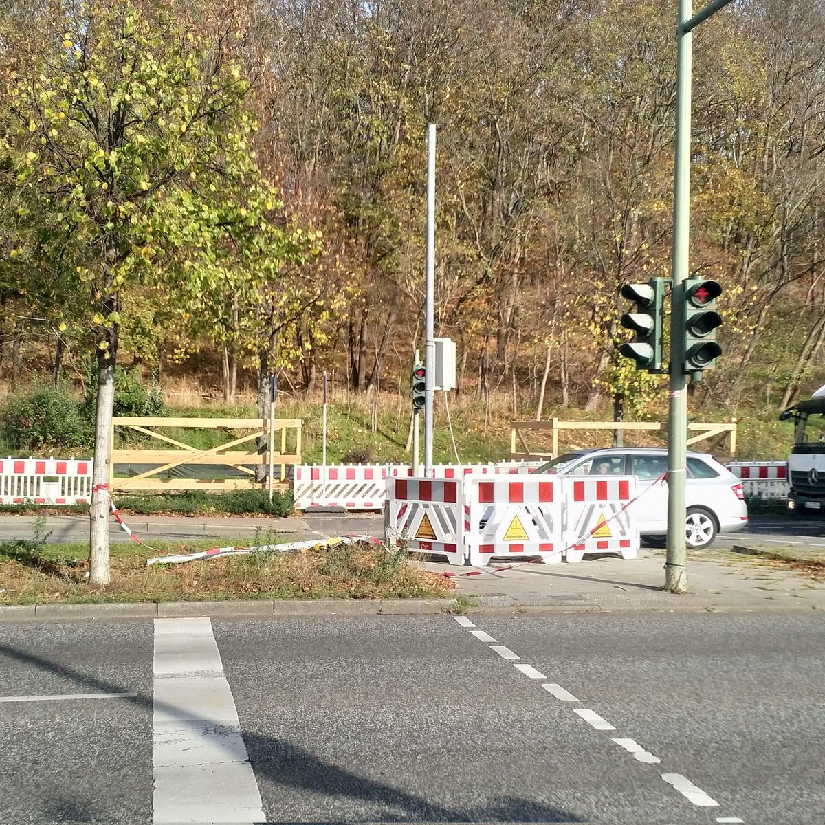 SFruhner's tweet photo. Jeder umgefahrene Ampelmast hätte ein Mensch sein können. Niemand macht sich das mehr klar. Warum gilt auf #AltBiesdorf #B1B5 noch Tempo 60? Ist das wichtig oder kann es weg @Bettina_Jarasch @SenUMVKBerlin? https://t.co/XPsHHKUIDi