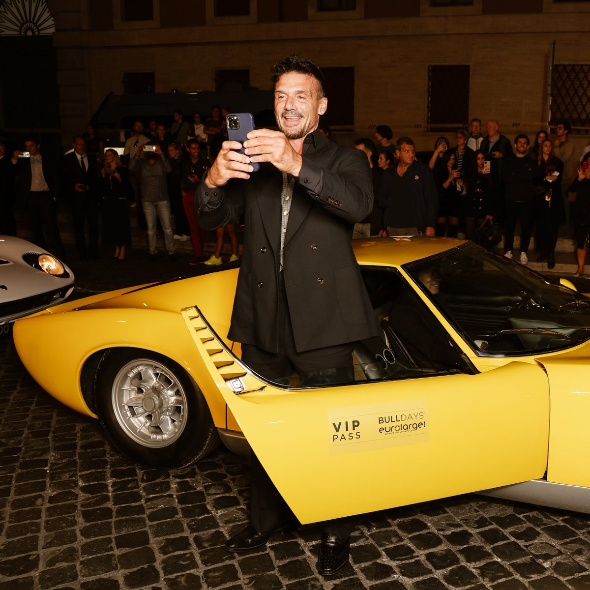 bulldaysnetwork's tweet photo. 📸 PHOTO MOMENT. La nostra community #LikeNobodyElse ha accompagnato sul red carpet della Festa del Cinema di Roma la star americana Frank Grillo.
🎞 BULL DAYS technical sponsor del film “Lamborghini The Man Behind The Legend”
GALLERY online 👉 https://t.co/uwmRyK6023 https://t.co/rLQCoxKYvE
