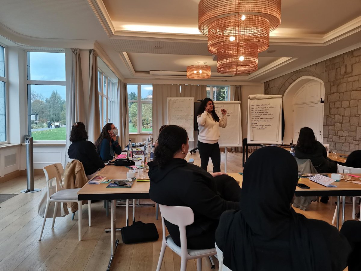 df_fund's tweet photo. 💭💪🏿First day of our  community-centred strategising workshop ✔️. The great  @sarahchander facilitated the morning session on community-centred advocacy, followed by the incredible @indigenousmanc
Working with us on coalition building. #DigitalRightsforAll in action 💥💖 https://t.co/vHl5GxvAMj