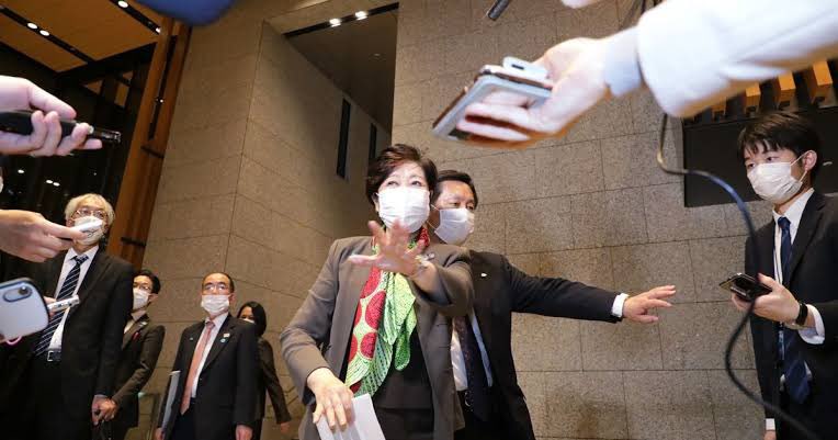 ebakusak's tweet photo. @T_IPPONGP 「密」を避けるため記者に離れるよう促す東京都の小池百合子知事＝4月9日、東京都千代田区 時事通信社 https://t.co/6n4decoooG