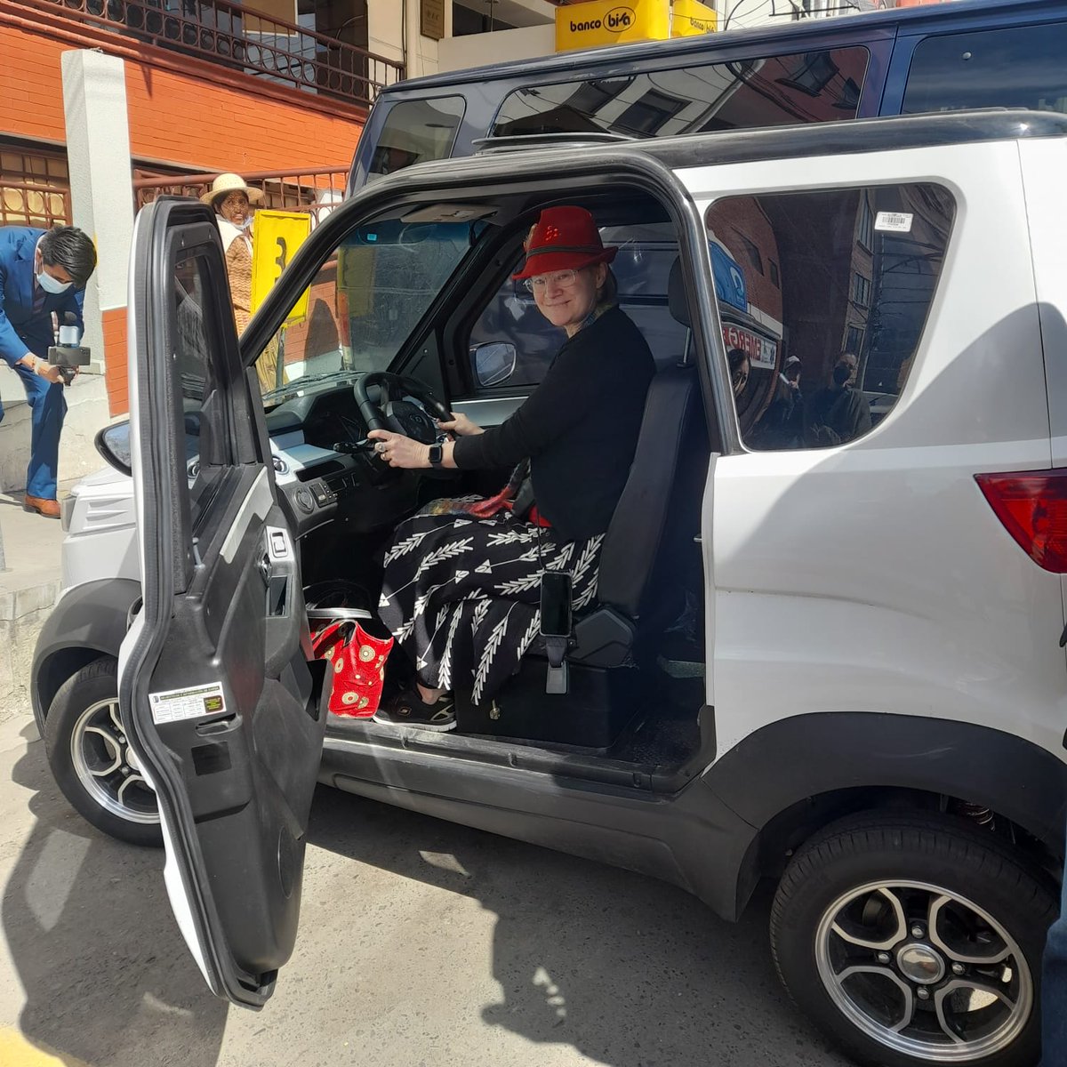 AlemaniaBOL's tweet photo. La #GIZ asesora al gobierno de 🇧🇴 en la elaboración de una estrategia de electromovilidad para el país.
Los miembros del @Bundestag no pueden regresar a 🇩🇪 sin haber visto un auto #madeinBolivia!
@Quantum_Motors @Bolivia_MHE https://t.co/csDi5c54eJ