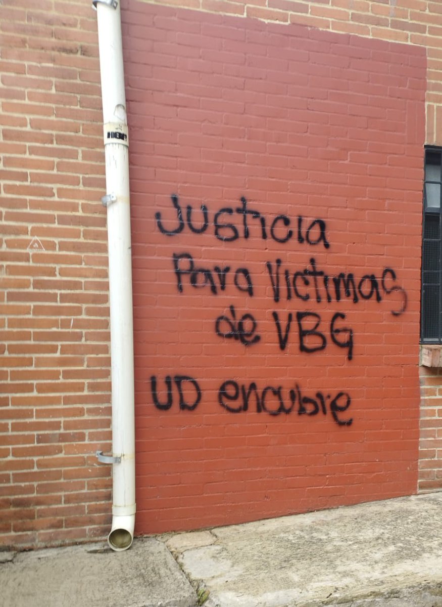 kritholll's tweet photo. #ReformaUDya En la universidad distrital no le pagan a los profes, encubren abusadores, le dan la espalda a las víctimas, impiden que los estudiantes entren a las instalaciones y solo se preocupan de que los escándalos no salgan a la luz. Así amaneció la FAMARENA en día de hoy. https://t.co/r7RV8wi7It