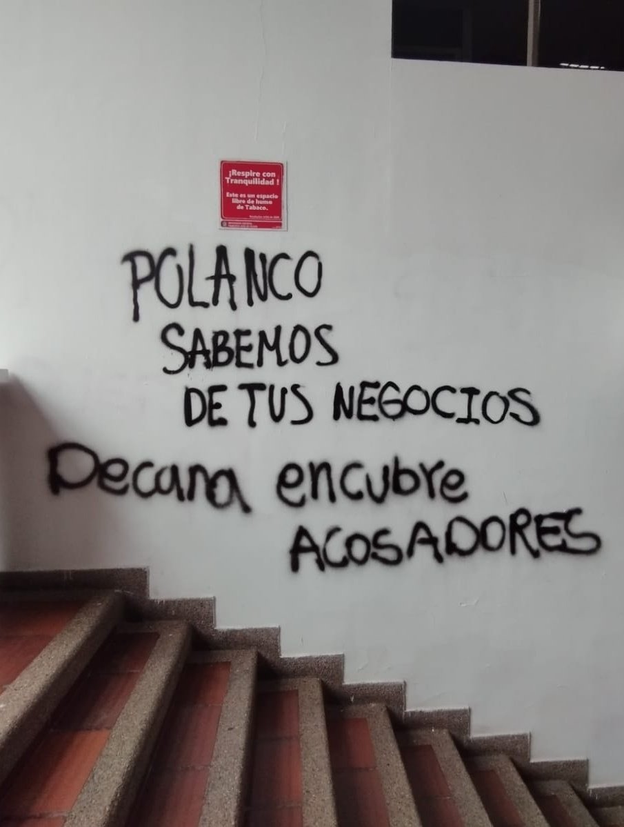 kritholll's tweet photo. #ReformaUDya En la universidad distrital no le pagan a los profes, encubren abusadores, le dan la espalda a las víctimas, impiden que los estudiantes entren a las instalaciones y solo se preocupan de que los escándalos no salgan a la luz. Así amaneció la FAMARENA en día de hoy. https://t.co/r7RV8wi7It