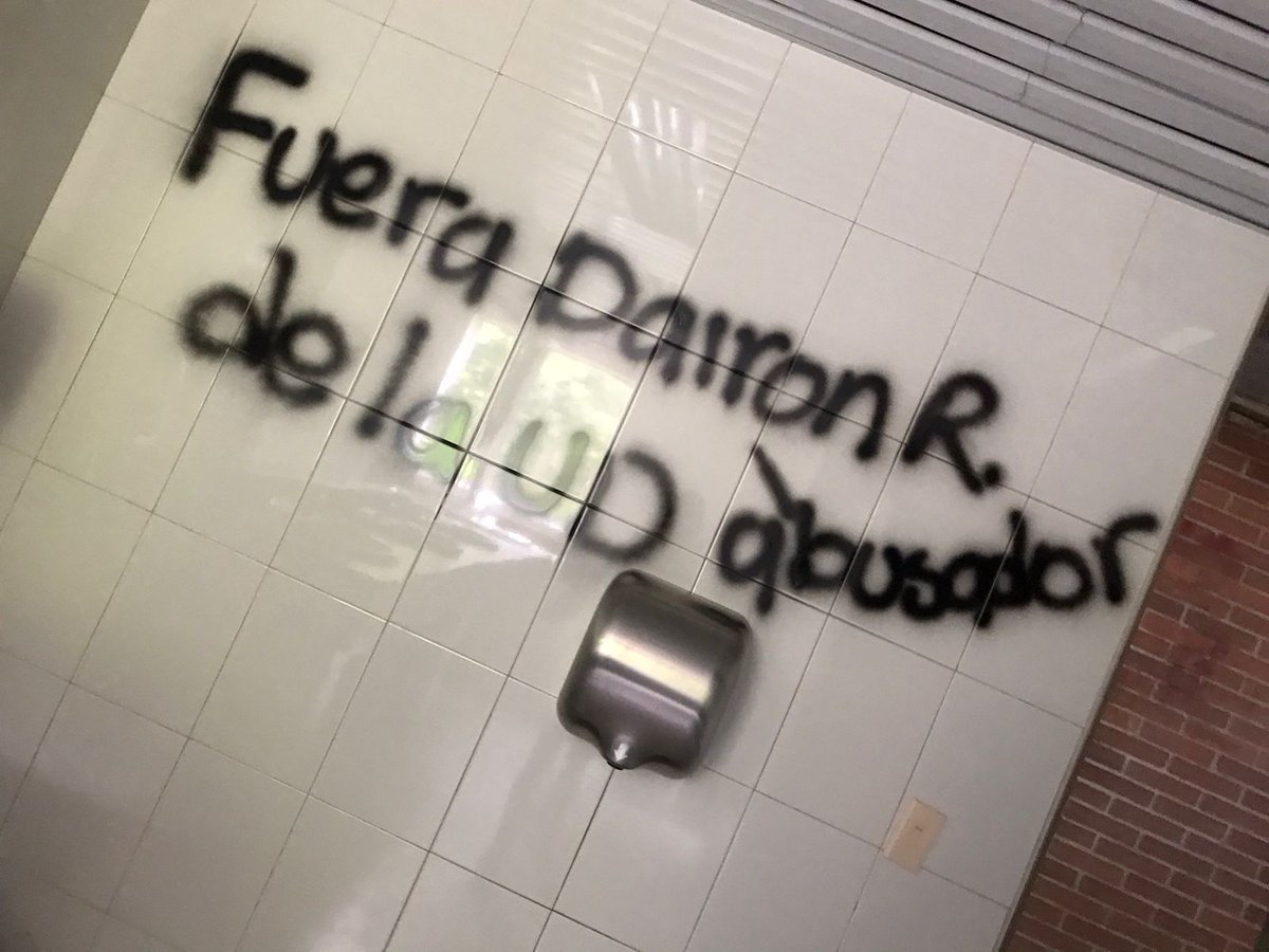 kritholll's tweet photo. #ReformaUDya En la universidad distrital no le pagan a los profes, encubren abusadores, le dan la espalda a las víctimas, impiden que los estudiantes entren a las instalaciones y solo se preocupan de que los escándalos no salgan a la luz. Así amaneció la FAMARENA en día de hoy. https://t.co/r7RV8wi7It