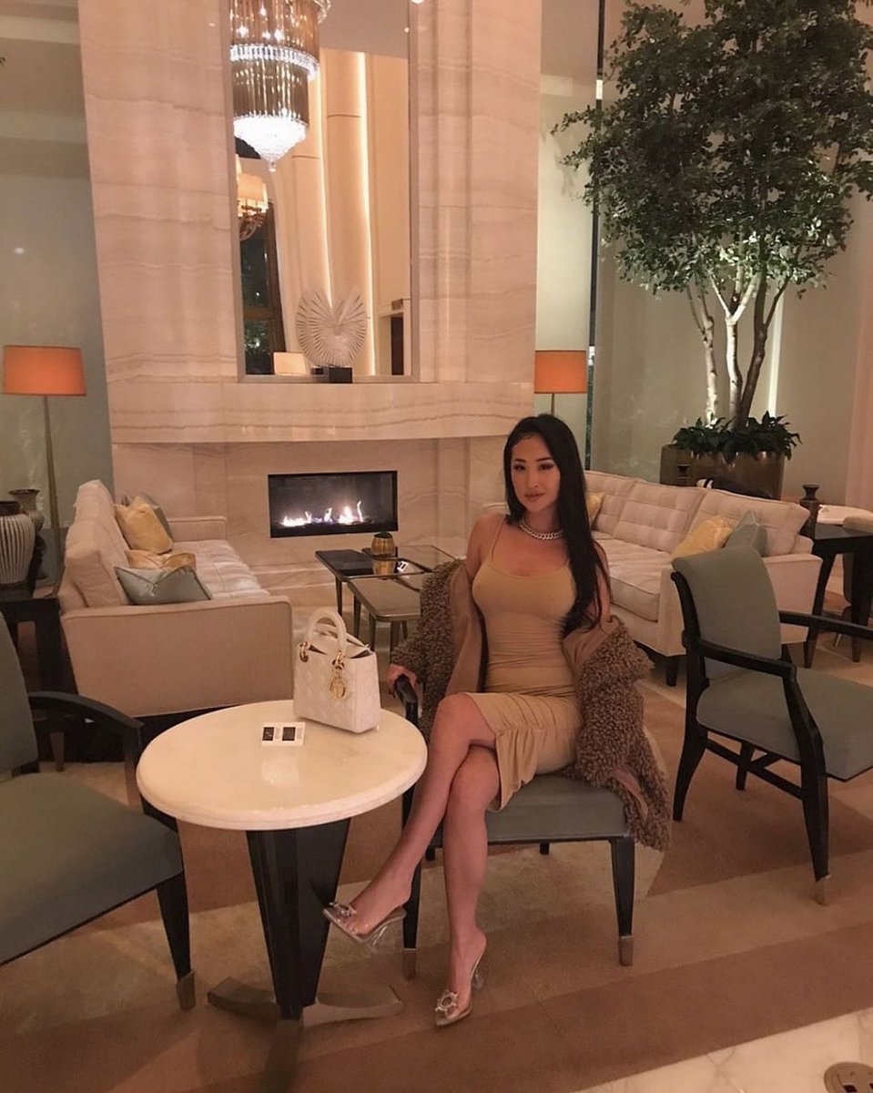 easytopplayer's tweet image. In women, the fascination of people is not beauty, but nobility