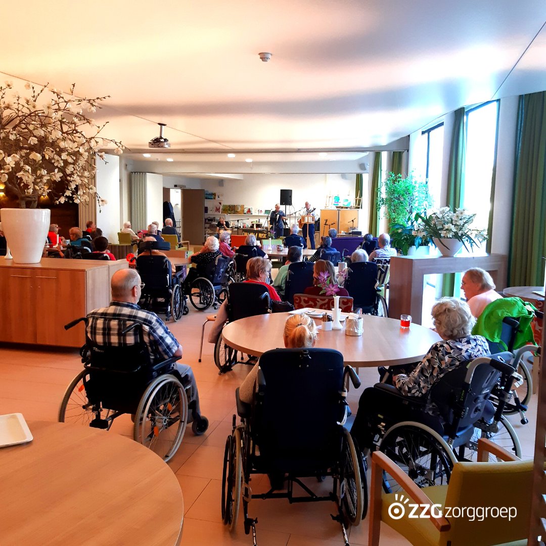 Woensdag 26 oktober genoten de cliënten van het Herstelcentrum van een ochtend met hartverwarmende muziek van Corazón 4 Music. In het Herstelcentrum staat revalidatie voorop. Dienst Welzijn draagt bij aan de revalidatie van de cliënt, door het aanbieden van deze activiteiten.