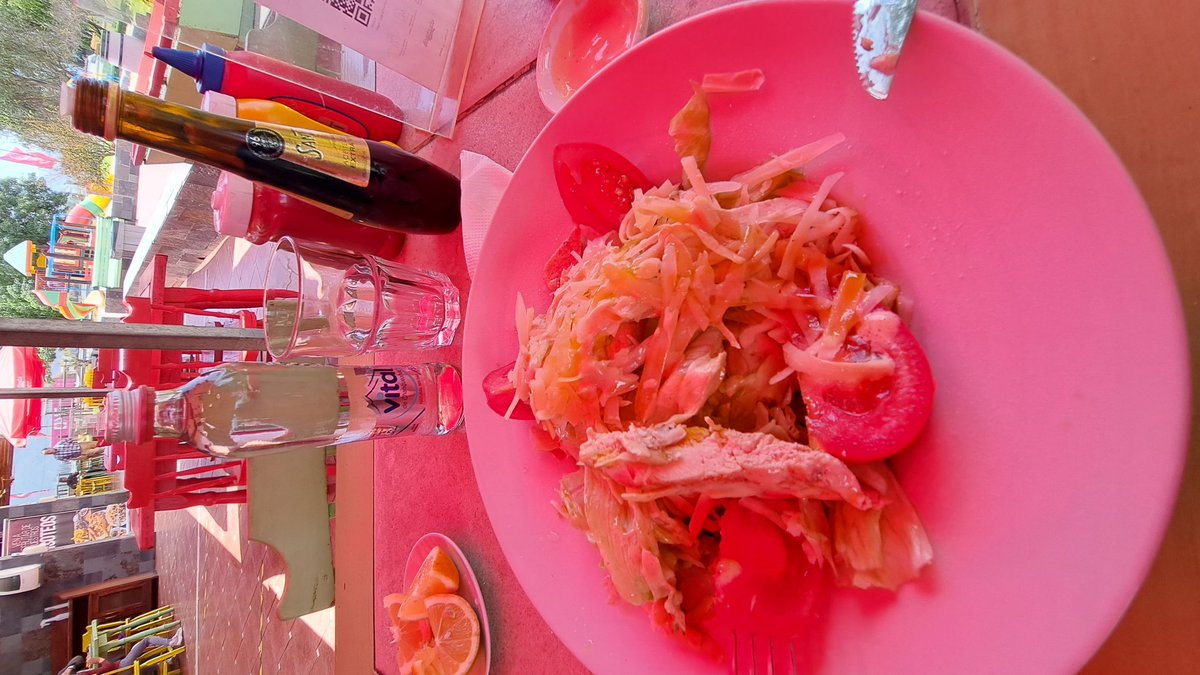 Y yo encontraba cara la Ensalada Isidora a 7 lucas en el Domino (que al menos trae palmitos)...esta ensalada Cesar en el Bariloche cuesta 10 lucas!!!...me dan ganas de llevarme el aceite de oliva pa la casa pa compensar un poco...y sin contar el agua a 3 lucas