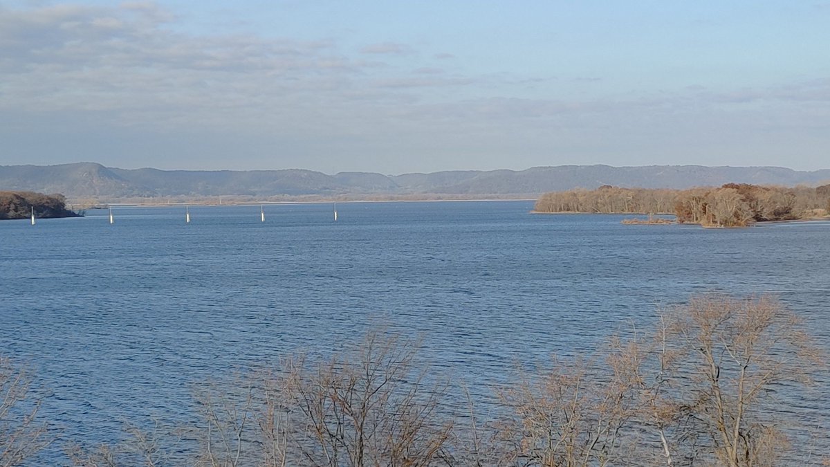 UWL_H2O's tweet photo. Leaves may be mostly gone but the Upper Mississippi River is still looking mighty fine this morning. https://t.co/rCIXmJrgfF