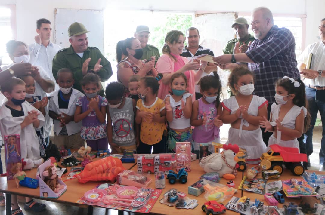MMarreroCruz's tweet photo. Agradecemos a La Colmenita de Consolación del Sur, que con mucho amor nos recibió en el Círculo Infantil Clodomira Acosta.
En conmovedor intercambio, entregamos una valija de juguetes donada a los niños de Pinar del Río, por los niños de la Misión Estatal de #Cuba en #Francia. https://t.co/EY5FTI5TBS