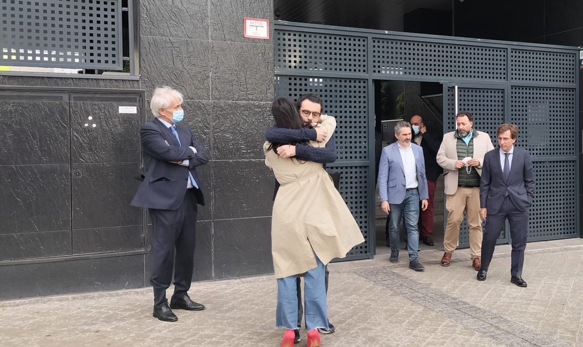 AlexGLopezPerez's tweet photo. Ayer compañeros y compañeras de @Daro78379748 y hoy han sido el Alcalde, Vicealcaldesa y Delegado de @MadridFamilias y todos los servicios de @EmergenciasMad de @Madrid 
Estamos todos y todas contigo compañero! https://t.co/LOSjwbSeF7
